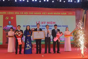 Ông Hoàng Xuân Tân, Phó Chủ tịch UBND tỉnh; bà Lê Thị Hương, Giám đốc Sở GD&ĐT tỉnh Quảng Trị trao Bằng khen của Bộ GD&ĐT.