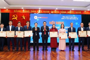 Lãnh đạo EVNGENCO2 khen thưởng các tập thể, cá nhân.