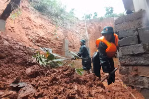 Bộ đội Biên phòng hỗ trợ người dân khắc phục sạt lở.