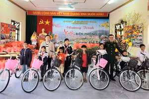 Thiếu tá Vũ Văn Trung, Chính trị viên Đồn Biên phòng A Vao đã trao xe đạp đến các học sinh khó khăn tại điểm trường Pa Ling.