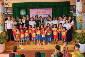 Hàng trăm phần quà đến với các cháu mầm non đầu năm học. 