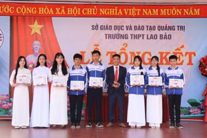 Ông Lê Văn Hiếu - Hiệu trưởng Trường THPT Lao Bảo khen thưởng học sinh đạt thành tích cao trong năm học.
