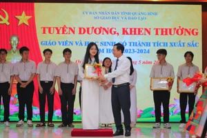 Sở GD&ĐT tuyên dương các học sinh đạt thành tích cao trong năm học. 