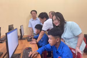 Học sinh trường miền núi được tặng máy tính phục vụ học tập.