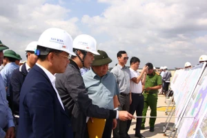 Phó Thủ tướng Nguyễn Chí Dũng kiểm tra tiến độ xây dựng Cảng hàng không Quảng Trị.