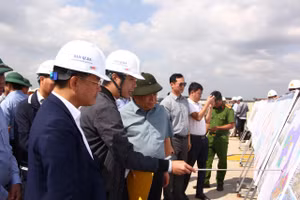 Phó Thủ tướng Nguyễn Chí Dũng kiểm tra tiến độ xây dựng Cảng hàng không Quảng Trị.