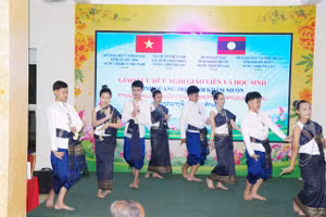 Giao lưu văn hóa giữa giáo viên, học sinh 2 tỉnh Quảng Trị và Khăm Muồn - Lào.
