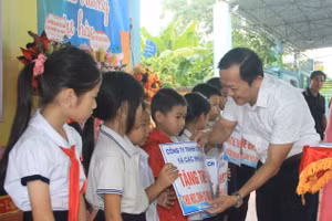 Tặng thẻ bảo hiểm giúp giảm gánh nặng cho phụ huynh. 