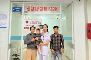 Cháu bé được xuất viện sau hơn 1 tuần điều trị tại bệnh viện đa khoa tỉnh.