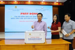 Lãnh đạo Sở GD&ĐT Quảng Bình và Công đoàn ngành phát động quyên góp ủng hộ nhân dân các tỉnh miền Bắc bị thiệt hại do bão lũ.