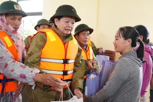 Phó Thủ tướng Mai Văn Chính thăm và tặng quà đến người dân xã Ninh Châu, tỉnh Quảng Trị. (Ảnh: QV)