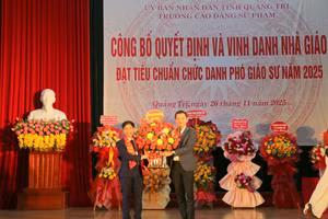 Ông Võ Văn Minh, Phó Giám đốc Sở GD&ĐT Quảng Trị tặng hoa chúc mừng ông Trương Đình Thăng.