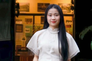 Gác lại nhiều cơ hội việc làm, Khánh Huyền quyết định nhập ngũ. Ảnh: NVCC