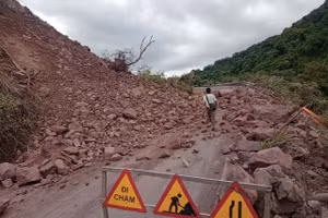 Lực lượng chức năng đặt biển cảnh báo nguy hiểm đoạn bị sạt lở.