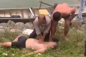 Nạn nhân được đưa vào bờ và sơ cứu ban đầu.