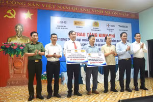 Trao biển tượng trưng tài trợ xây dựng trường đạt chuẩn quốc gia cho Trường THPT Đakrông.
