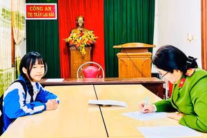 Nữ sinh tìm đến cơ quan công an nhờ trả lại số tiền lớn.