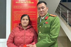 Công an xã Vĩnh Linh bàn giao tài sản cho chủ nhân để quên.