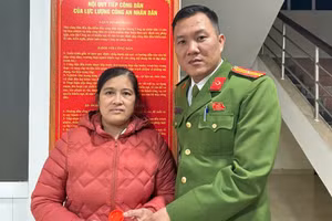 Công an xã Vĩnh Linh bàn giao tài sản cho chủ nhân để quên.