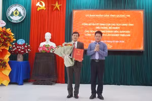 Ông Lê Văn Bảo, Phó Chủ tịch UBND tỉnh trao quyết định bổ nhiệm cho ông Hoàng Ngọc Thành, Giám đốc Công ty TNHH MTV Lâm nghiệp Triệu Hải.