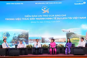 Các đại biểu tham dự trao đổi về việc thúc đẩy ngành kinh tế du lịch phát triển.