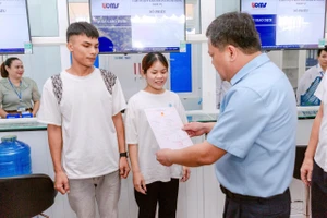 Ông Trần Phong, Chủ tịch UBND tỉnh Quảng Trị trực tiếp trao giấy chứng nhận kết hôn cho đôi vợ chồng trẻ người Vân Kiều.