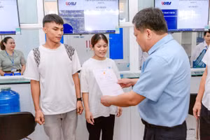 Ông Trần Phong, Chủ tịch UBND tỉnh Quảng Trị trực tiếp trao giấy chứng nhận kết hôn cho đôi vợ chồng trẻ người Vân Kiều.