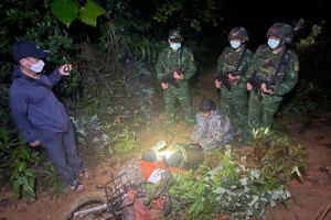 Hai nghi phạm người Lào bị phát hiện vận chuyển thuốc nổ qua biên giới.
