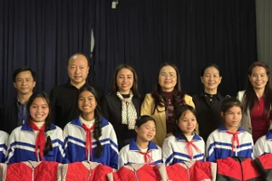 Bà Lê Thị Hương – Giám đốc Sở GD&ĐT Quảng Trị và đoàn công tác tặng quà đến học sinh.