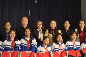 Bà Lê Thị Hương – Giám đốc Sở GD&ĐT Quảng Trị và đoàn công tác tặng quà đến học sinh.