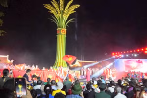 Chương trình chính luận-nghệ thuật với chủ đề Lời tri ân "Dòng sông hoa lửa” tri ân các anh hùng, liệt sĩ hy sinh trong chiến tranh. Ảnh: VQ