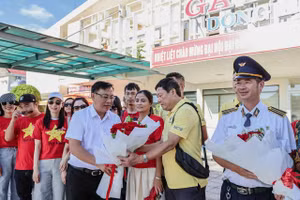 Đại diện Sở Văn hóa - Thể thao và Du lịch cùng Trung tâm Xúc tiến Du lịch Quảng Trị tặng hoa, quà lưu niệm đến hành khách.