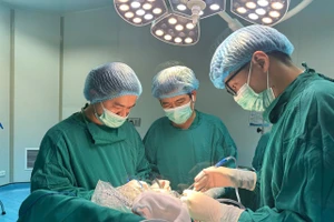 Bác sĩ thực hiện ca phẫu thuật phức tạp để giành lại sự sống cho bệnh nhân.