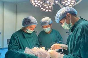 Bác sĩ thực hiện ca phẫu thuật phức tạp để giành lại sự sống cho bệnh nhân.