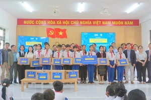 Học sinh được hỗ trợ máy tính để tiếp cận về lập trình và công nghệ số.
