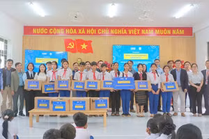 Học sinh được hỗ trợ máy tính để tiếp cận về lập trình và công nghệ số.