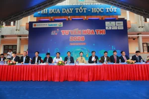 Chương trình tư vấn mùa thi có sự tham gia của đại diện các trường đại học, cao đẳng.