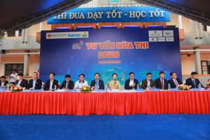 Chương trình tư vấn mùa thi có sự tham gia của đại diện các trường đại học, cao đẳng.