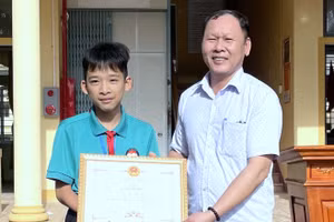 Đại diện UBND xã Vĩnh Linh tặng Giấy khen và tuyên dương em học sinh về hành động ý nghĩa.