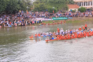 Giải đua thuyền truyền thống huyện Lệ Thủy (Quảng Bình) thu hút hàng ngàn người đến cổ vũ.