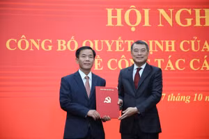 Ông Lê Minh Hưng, Ủy viên Bộ Chính trị, Bí thư Trung ương Đảng, Trưởng Ban Tổ chức Trung ương trao quyết định, tặng hoa chúc mừng ông Nguyễn Văn Phương.