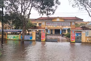 Nhiều trường học tại Quảng Trị cho học sinh nghỉ học do ngập nước.