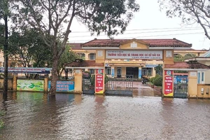 Nhiều trường học tại Quảng Trị cho học sinh nghỉ học do ngập nước.
