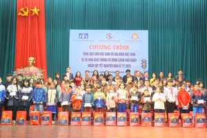 Ban tổ chức trao 134 phần quà đến với học sinh khó khăn Quảng Trị trước thềm Tết Nguyên đán.