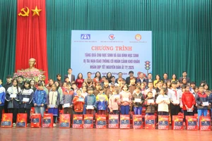 Ban tổ chức trao 134 phần quà đến với học sinh khó khăn Quảng Trị trước thềm Tết Nguyên đán.