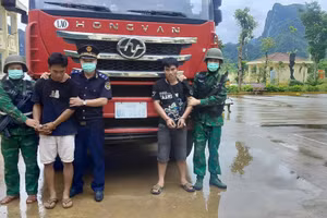 Lực lượng chức năng bắt giữ 2 nghi phạm vận chuyển hàng cấm.