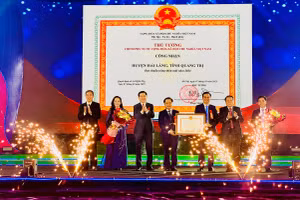 Lãnh đạo Quảng Trị trao Bằng công nhận của Thủ tướng về công nhận huyện Hải Lăng đạt chuẩn Nông thôn mới.