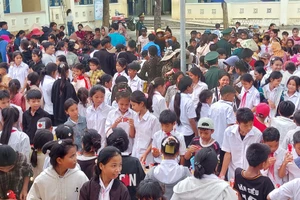 Nhân dân và học sinh tại xã Đakrông, tỉnh Quảng Trị được nhận những phần quà ý nghĩa.