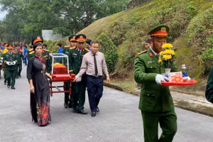 Di chuyển hài cốt liệt sĩ về nơi an táng.