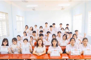 Cô Nguyễn Thị Sáu và học sinh hoàn thành nhiệm vụ năm học.